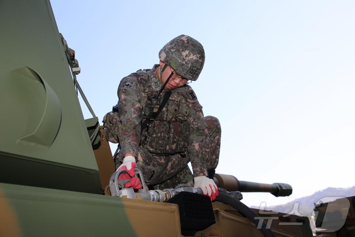 11일 2군수지원여단에서 진행된 전시 손실보충장비 전방 전개 인수 및 패키지 보급 훈련에서 장병이 K9A1자주포에 유류를 보충하고 있다.(2군수지원여단 제공, 재판매 및 DB금지)