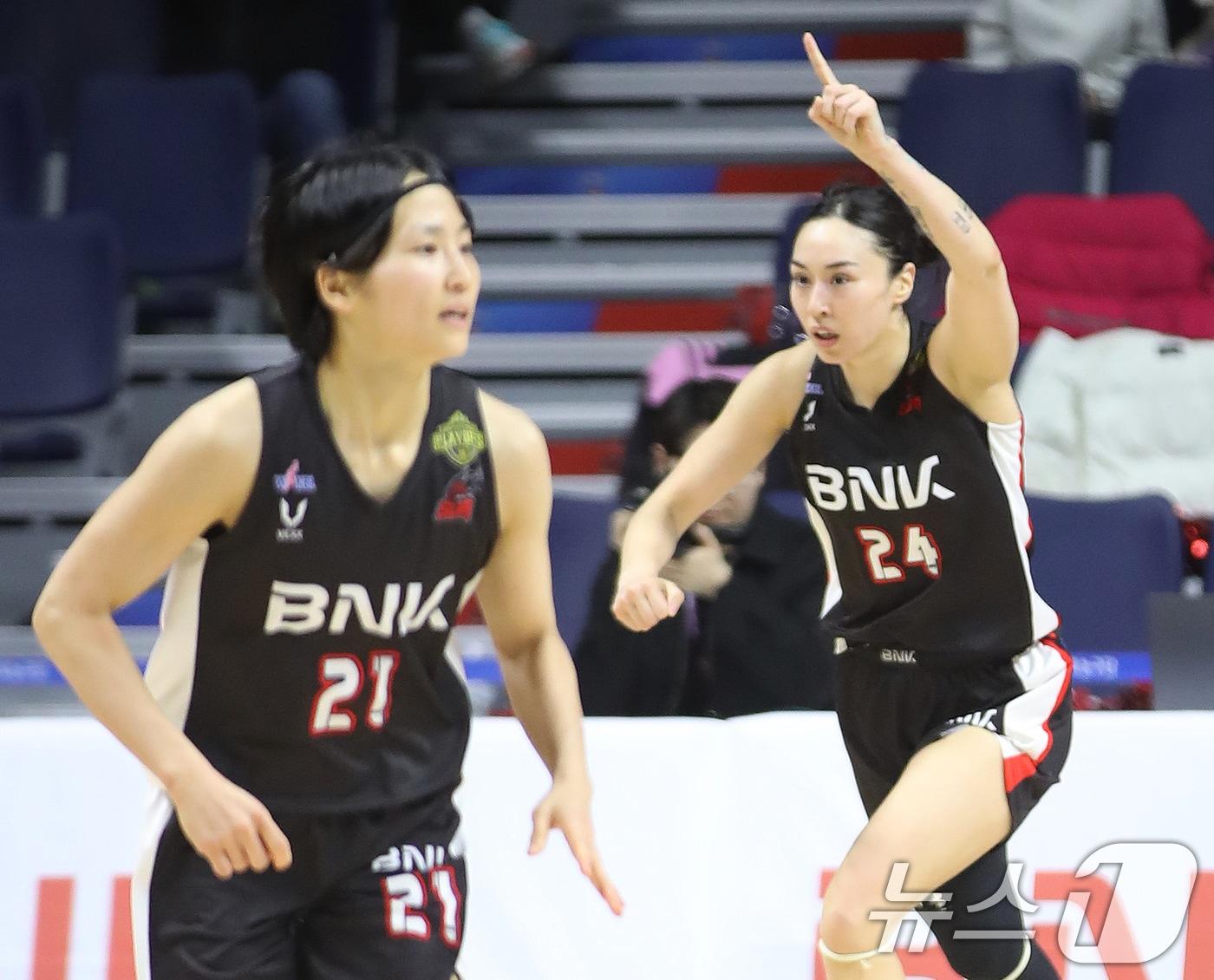 본문 이미지 - 11일 오후 부산 사직실내체육관에서 열린 '하나은행 2024-2025 여자프로농구 플레이오프' 5차전 부산 BNK 썸과 용인 삼성생명 블루밍스의 경기에서 BNK 김소니아가 득점한 후 세리머니를 하고 있다. 2025.3.11/뉴스1 ⓒ News1 윤일지 기자