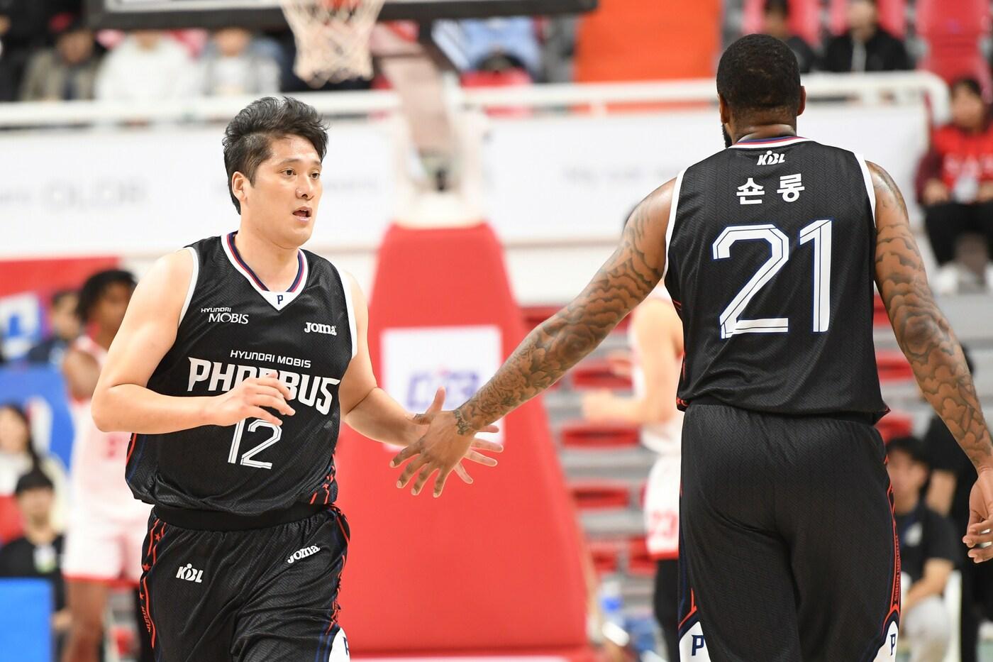 본문 이미지 - 울산 현대모비스의 함지훈(왼쪽). (KBL 제공)