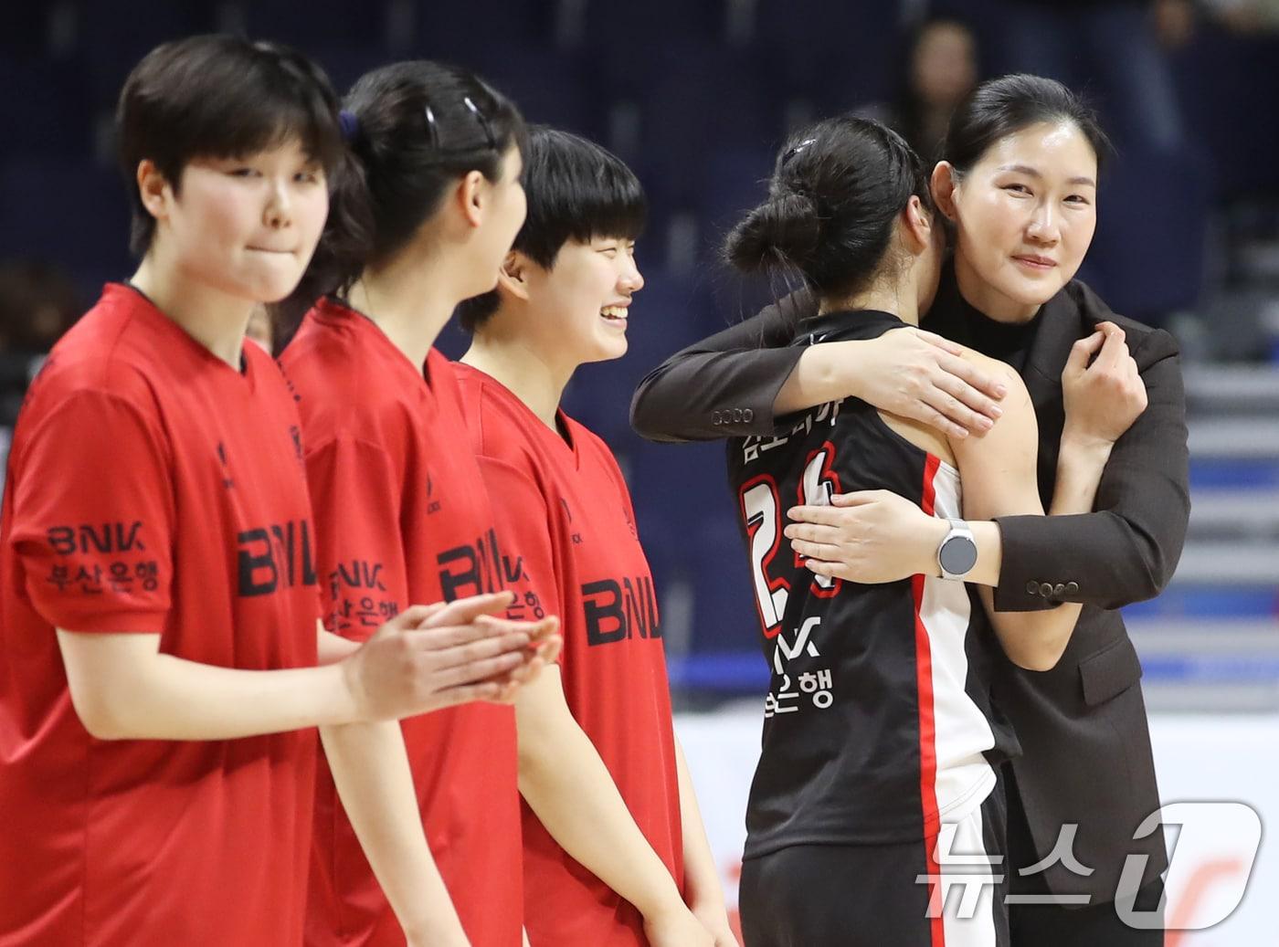 본문 이미지 - 11일 오후 부산 사직실내체육관에서 열린 '하나은행 2024-2025 여자프로농구 플레이오프' 5차전 부산 BNK 썸과 용인 삼성생명 블루밍스의 경기에서 70대 58로 승리한 BNK 김소니아가 박정은 감독과 기뻐하고 있다. 2025.3.11/뉴스1 ⓒ News1 윤일지 기자
