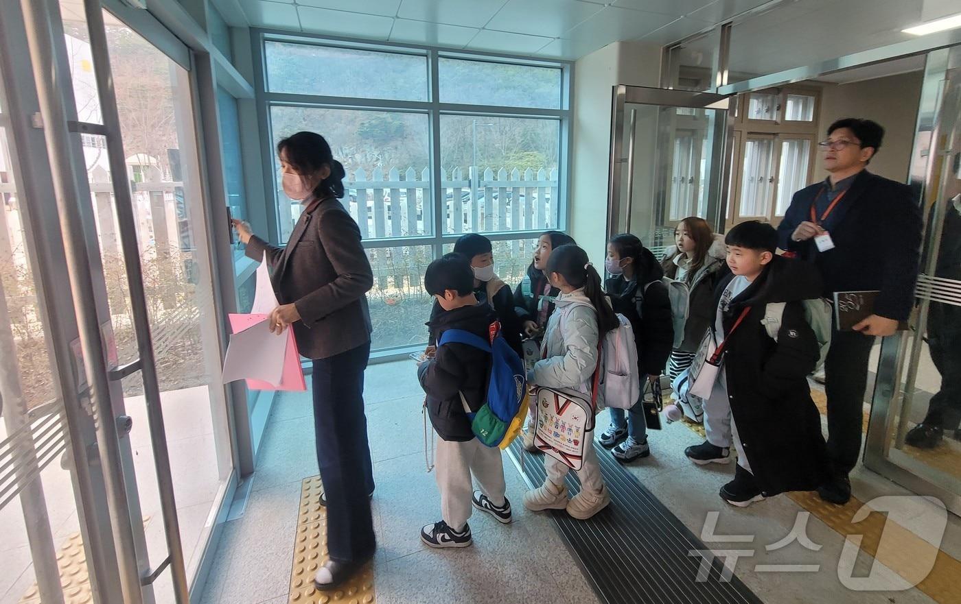 대구 팔공초등학에서 늘봄교실에 참여하는 학생들이 귀가하자 보호자가 있는 인계 지점까지 인솔해 가는 모습. &#40;대구교육청 제공&#41;