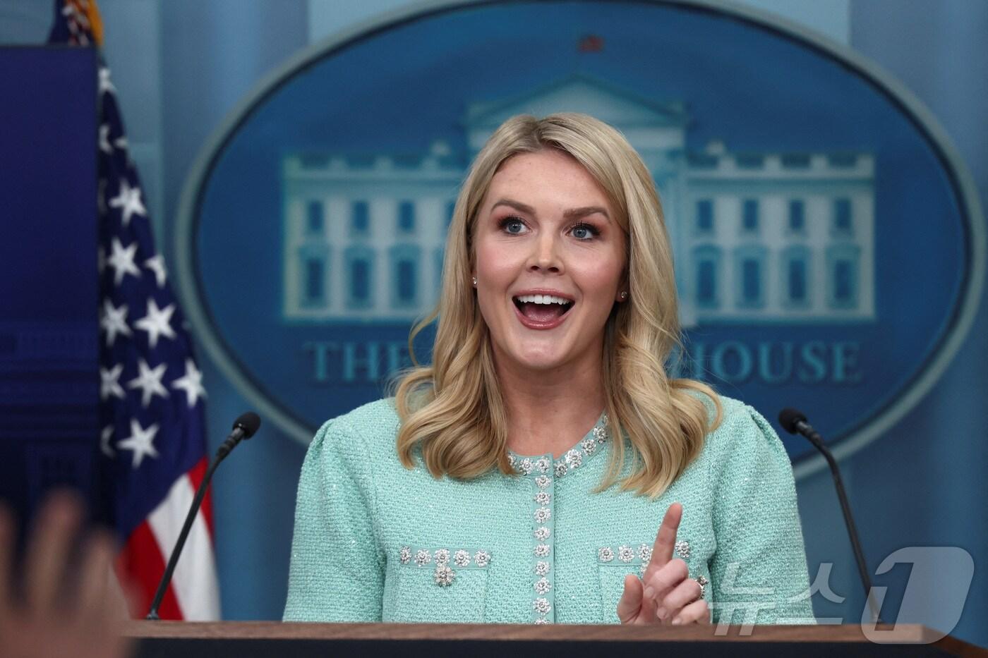 본문 이미지 - 11일(현지시간) 캐롤라인 레빗 미국 백악관 대변인이 정례브리핑에서 취재진 질문에 답하고 있다. 2025.03.11 ⓒ 로이터=뉴스1 ⓒ News1 김지완 기자