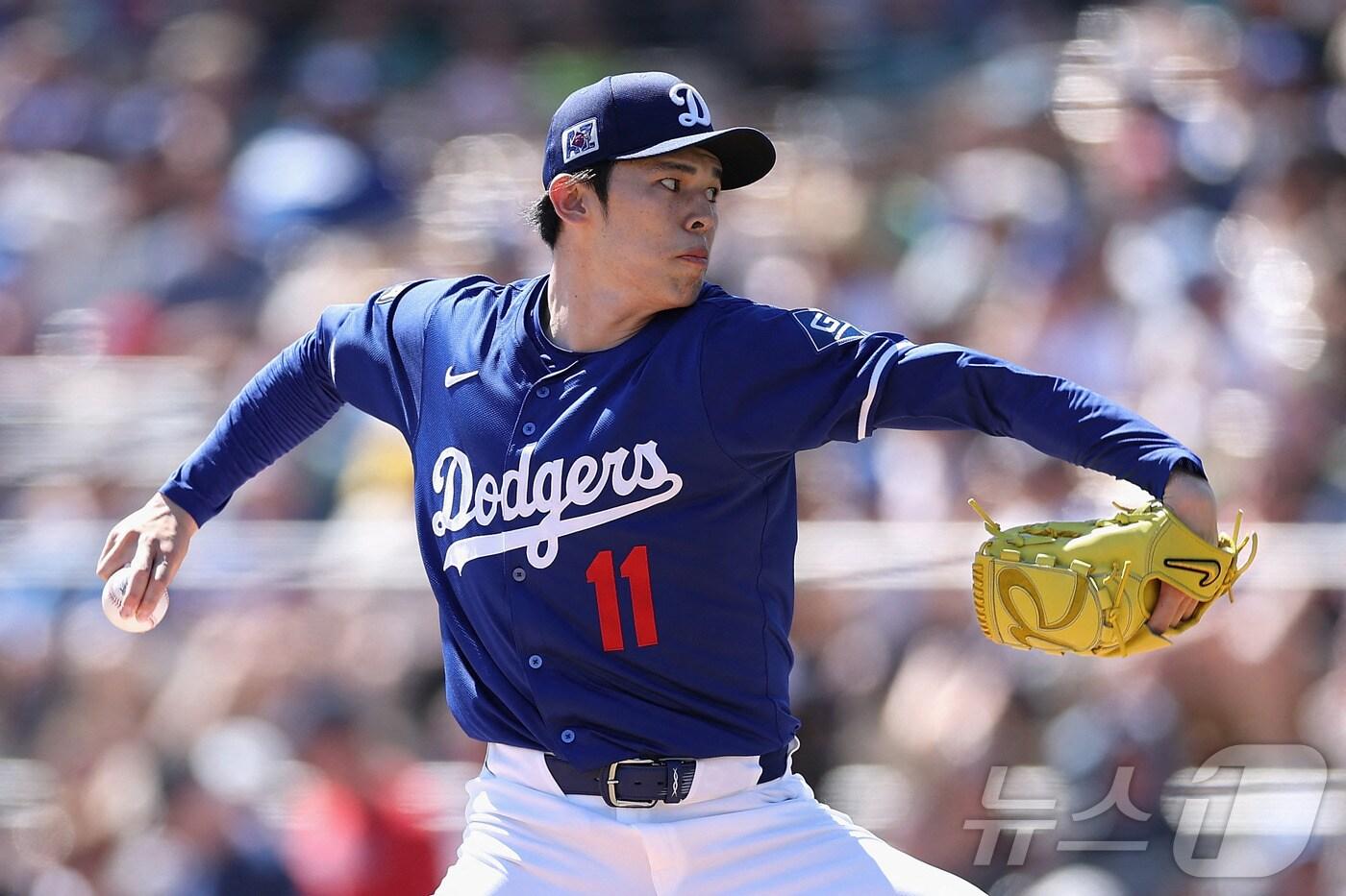 투구하는 다저스 사사키 로키. ⓒ AFP=뉴스1