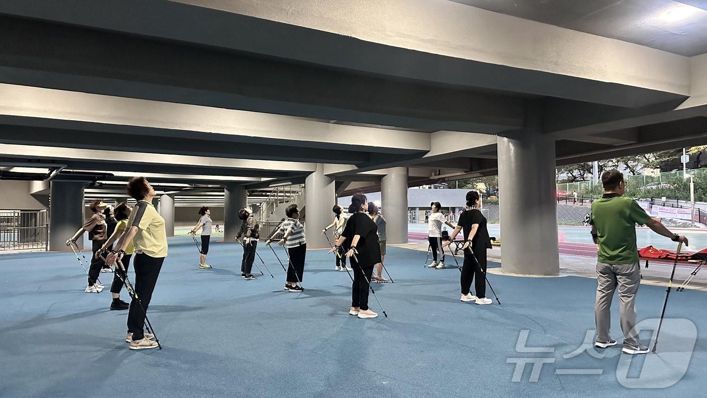 시니어들이 노르딕워킹 강좌를 듣고 있다.(부산시청 제공. 재판매 및 DB 금지)