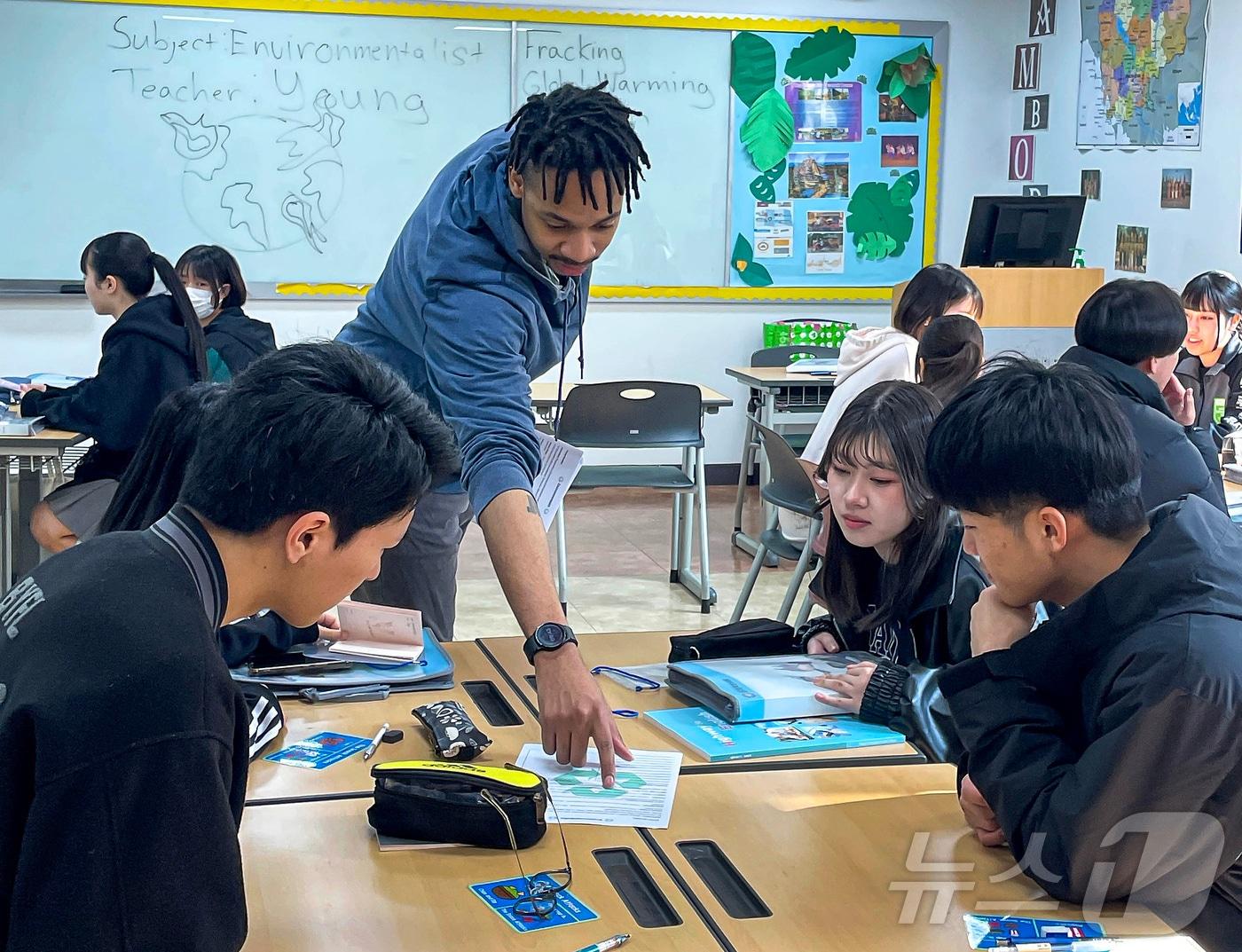 본문 이미지 - 대구경북영어마을을 찾은 일본 고등전문학교 학생들이 원어민 교사와 수업하는 모습. (영진전문대 제공)