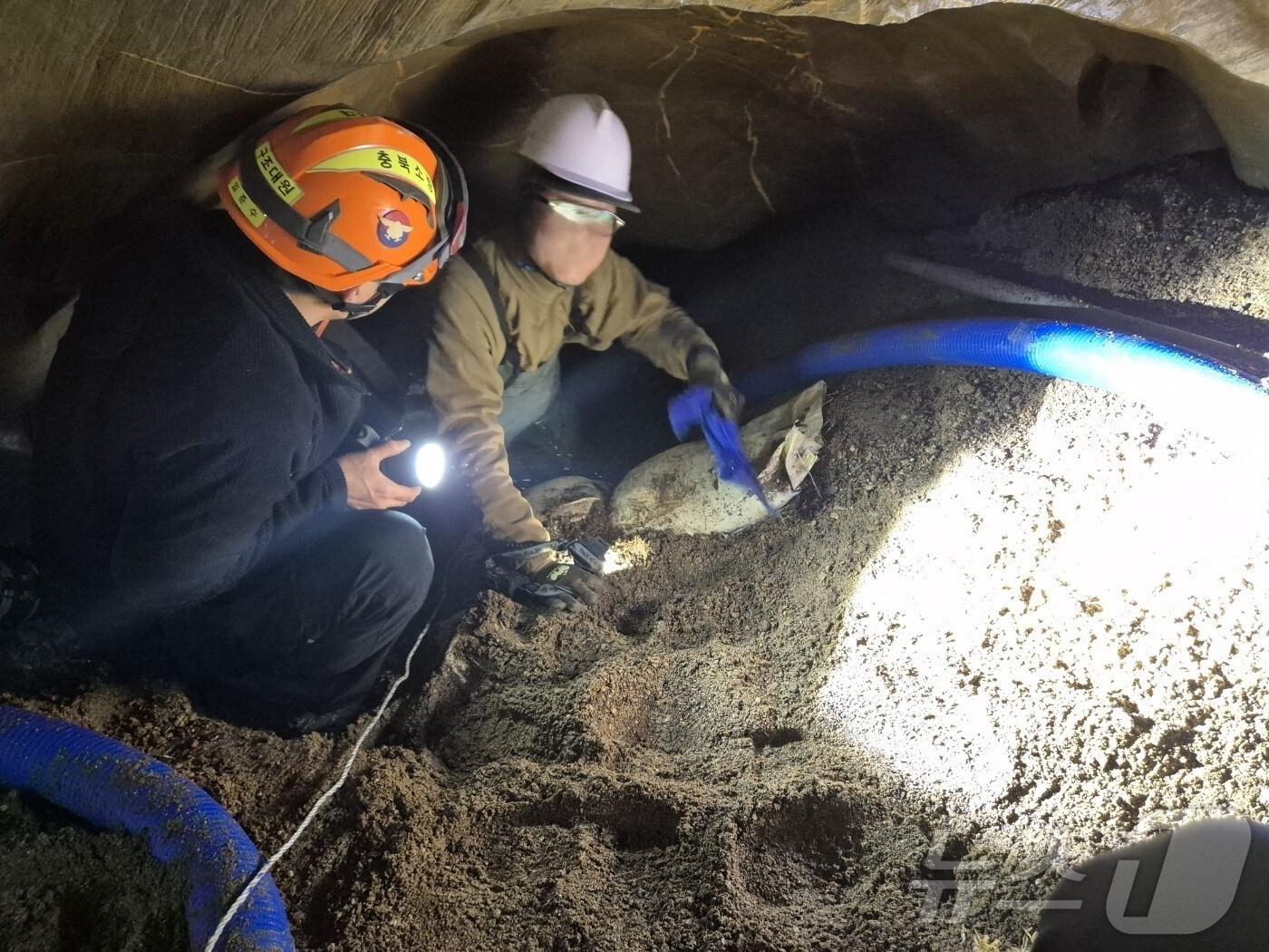 본문 이미지 - 단양 고수동굴에서 고립돼 구조되는 직원.(단양소방서 제공. 재판매 및 DB금지)/뉴스1 