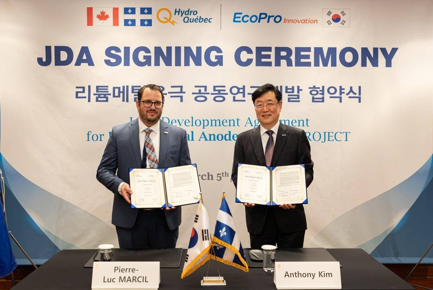 김윤태 에코프로이노베이션 대표(오른쪽)와 피에르 뤽 막실 하이드로퀘백 연구총책임자가 협약을 체결한 모습(에코프로 제공)
