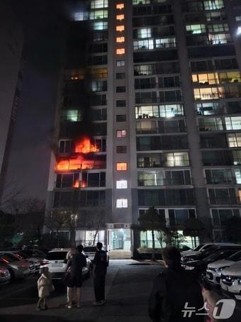 본문 이미지 - 대전 유성구 아파트 화재 현장. (대전소방본부 제공. 재판매 및 DB금지) /뉴스1