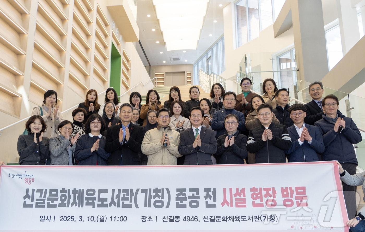 본문 이미지 - 최호권 영등포구청장이 신길문화체육도서관을 방문했다.(영등포구 제공)