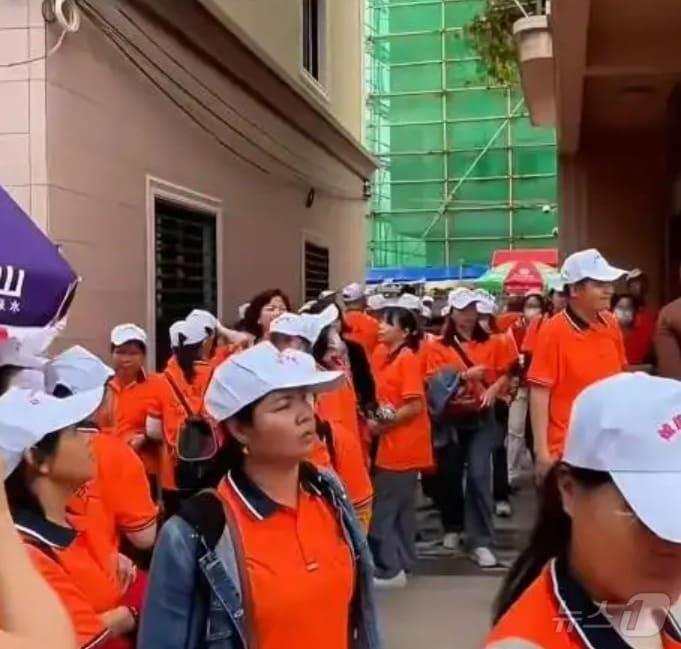 본문 이미지 - 량원펑 고향인 광둥성 잔장시 우촨 미리링 마을을 방문한 관광객들. &#40;웨이보 갈무리&#41;