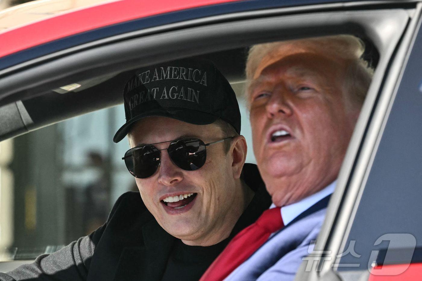 본문 이미지 - 도널드 트럼프 미국 대통령(오른쪽)과 일론 머스크 테슬라 최고경영자. ⓒ AFP=뉴스1