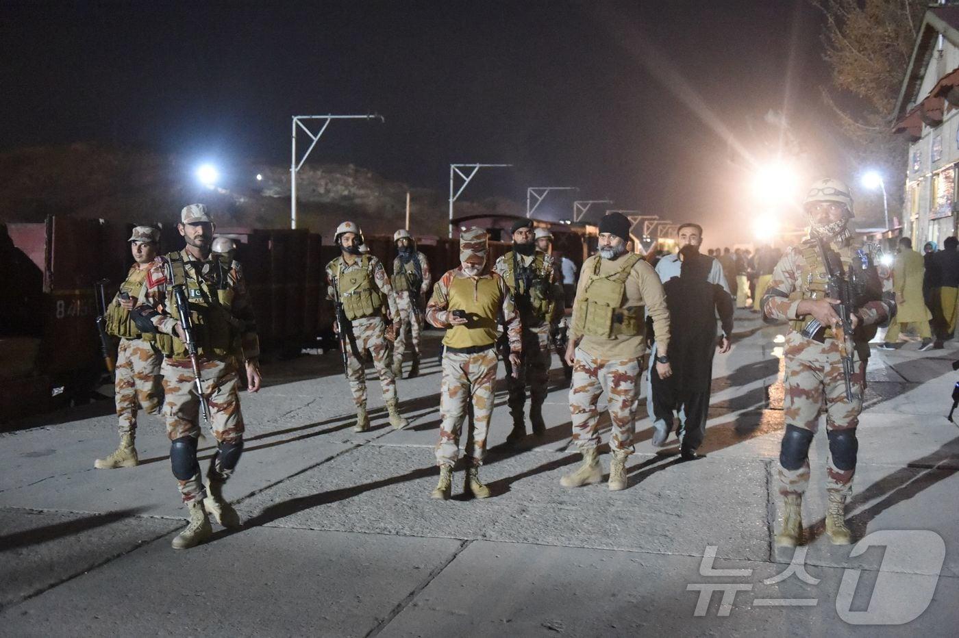 12일&#40;현지시간&#41; 파키스탄 남서부 발루치스탄주의 마흐역에서 군인들이 근무를 하고 있다. 전날 인근 지역에서는 발루치스탄 해방군&#40;BLA&#41;이 한 열차를 급습해 승객 450명을 인질로 잡았다. 이중 100명이 풀려나 마흐 역으로 이동했다. 2025.03.12 ⓒ AFP=뉴스1 ⓒ News1 김지완 기자