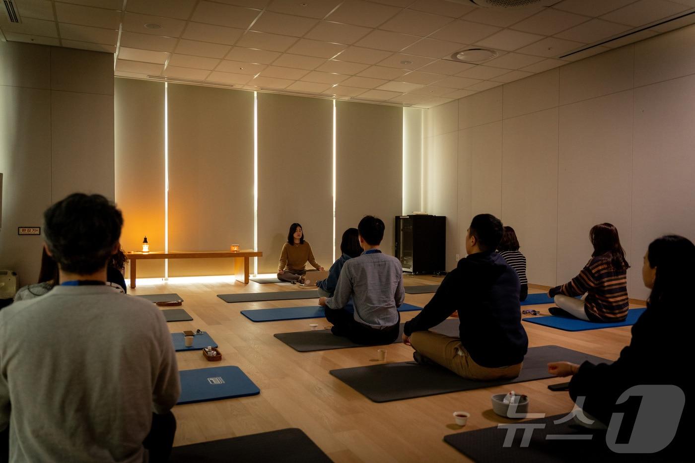 삼성바이오로직스 임직원들이 명상 실습에 참여하고 있다.(삼성바이오로직스 제공)/뉴스1