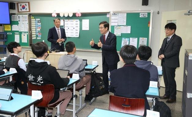 본문 이미지 - 윤건영 충북교육감이 12일 청주 세광중학교를 찾아 '다채움 기초학력 진단검사'를 앞둔 학생들을 격려하고 있다.(충북도교육청 제공. 재판매 및 DB금지)/뉴스1