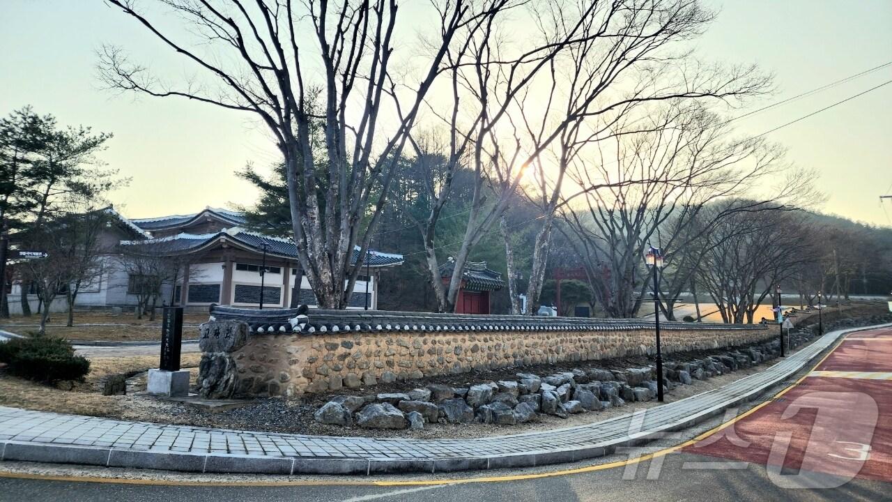 본문 이미지 - 새 단장한 영동군 고당 국악풍류마을 한옥 담장 ( 영동군 제공. 재판매 및 DB금지) /뉴스1