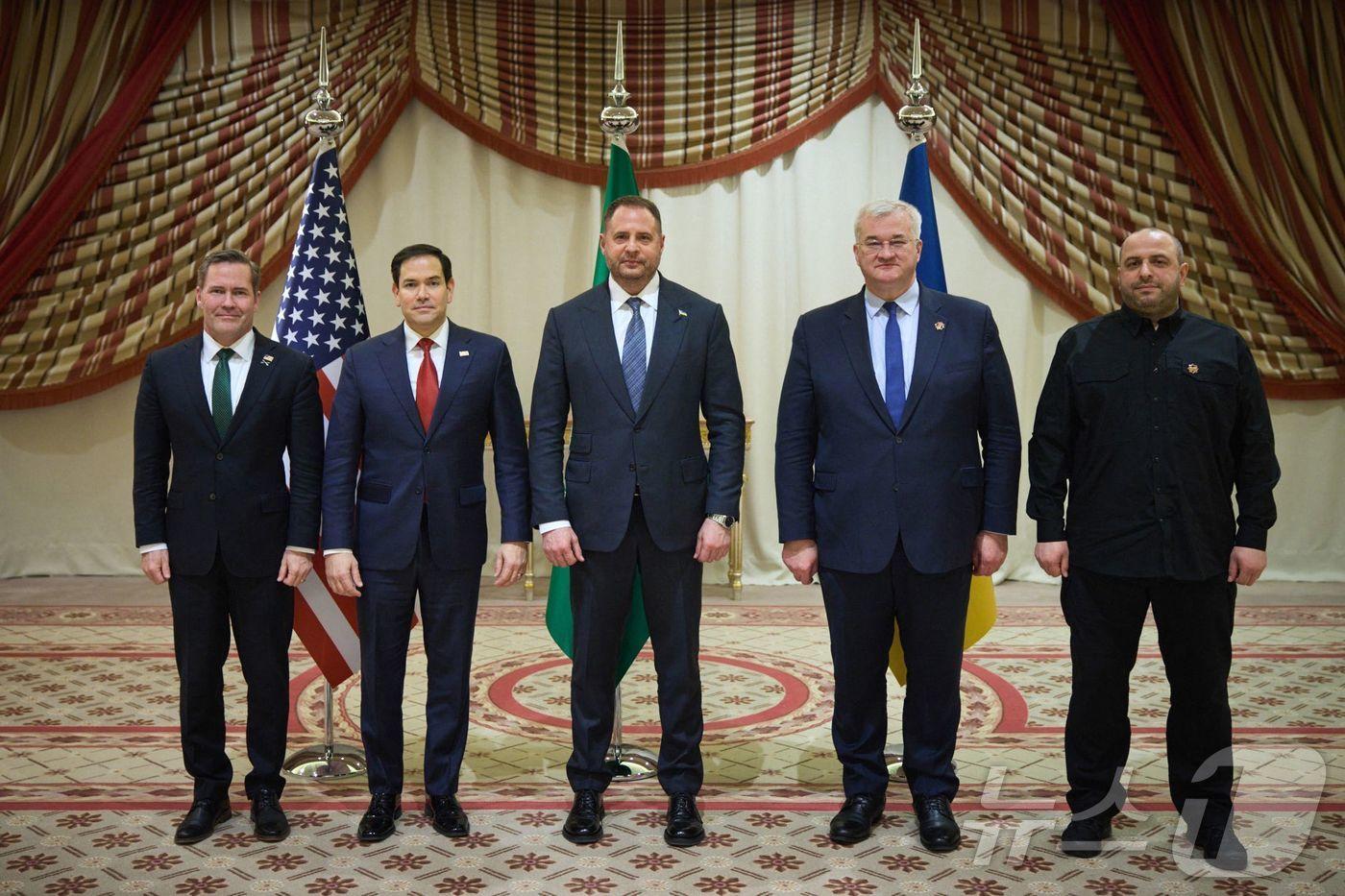 마코 루비오 미국 국무 장관과 마이크 왈츠 국가안보보좌관, 안드리 예르마크 우크라이나 대통령 비서실장, 안드리 시비하 외무장관, 루스템 우메로우 국방 장관이 11일 (현지시간) 사우디아라비아 제다에서 고위급 회담을 마친 뒤 포즈를 취하고 있다. 2025.03.12 ⓒ AFP=뉴스1 ⓒ News1 우동명 기자