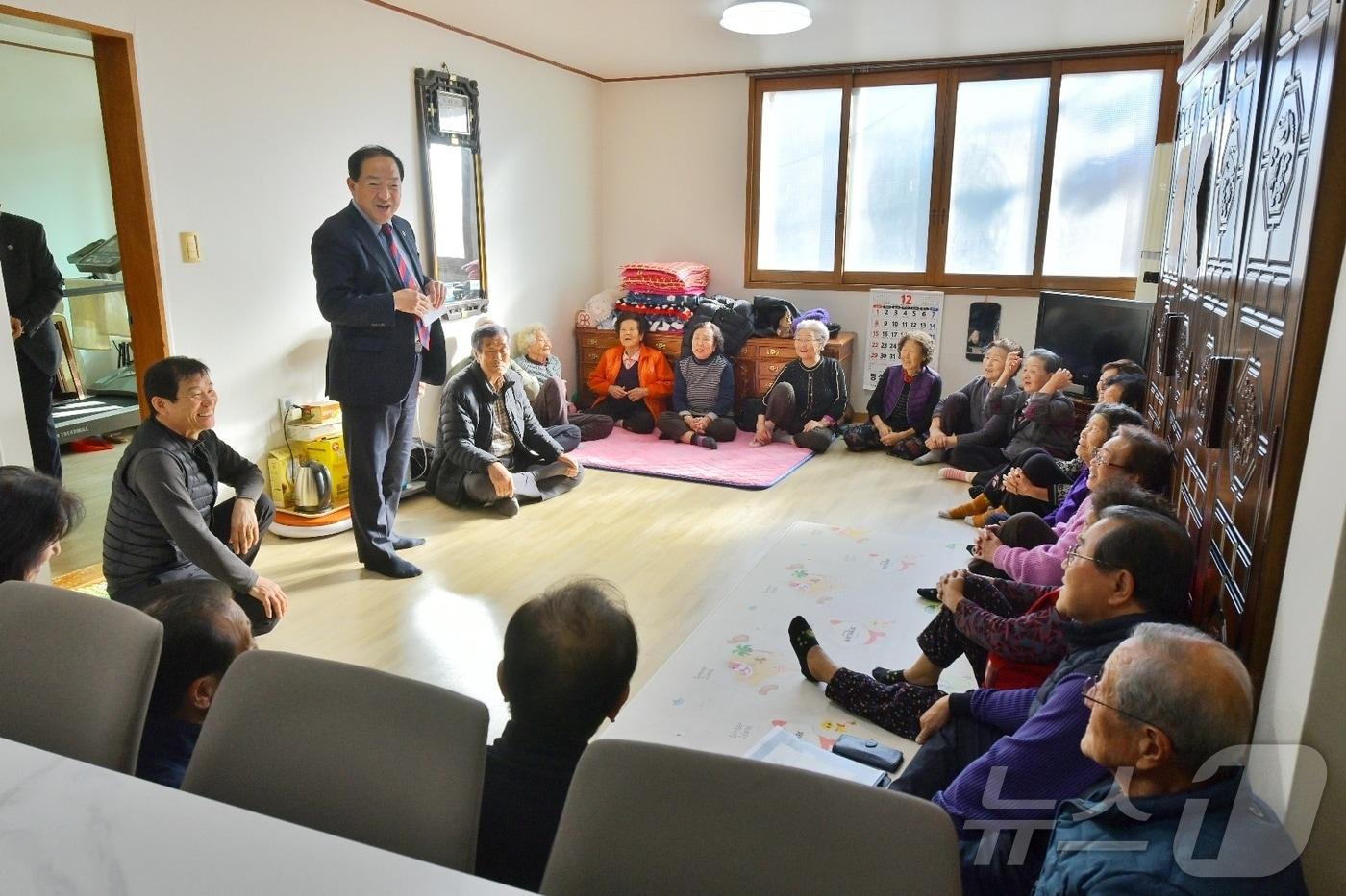 강원 속초지역 경로당 방문한 이병선 시장.&#40;속초시 제공, 재판매 및 DB 금지&#41; 2025.3.12/뉴스1