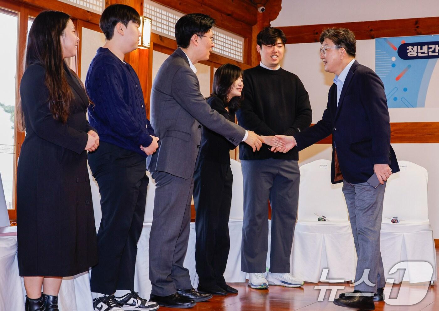 권성동 국민의힘 원내대표가 12일 서울 여의도 국회 사랑재에서 열린 청년 정책 간담회에서 참석자들과 인사하고 있다. 2025.3.12/뉴스1 ⓒ News1 안은나 기자