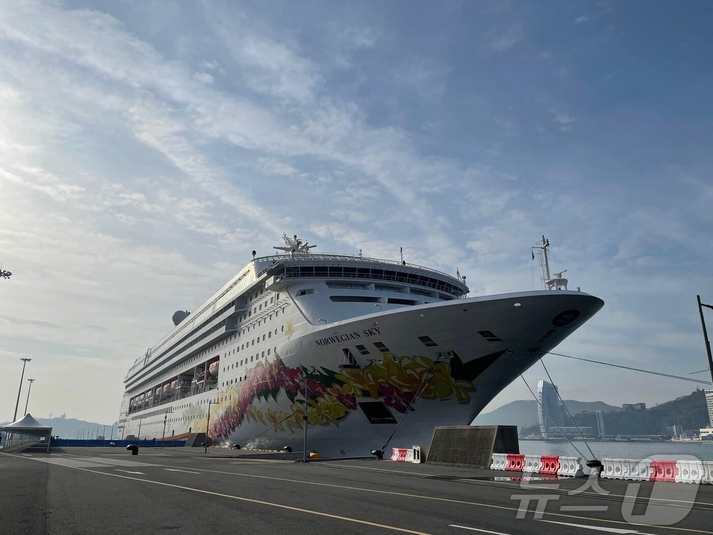 본문 이미지 - 전남 여수항으로 입항한 국제크루즈 노르웨지언 스카이호.&#40;여수시 제공. 재판매 및 DB 금지&#41;
