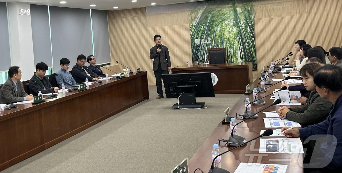 본문 이미지 - 전남 담양군이 지역사회보장협의체 회의를 갖고 44개 사업 시행 결과를 심의하고 있다.(담양군 제공.재배포 및 DB 금지)