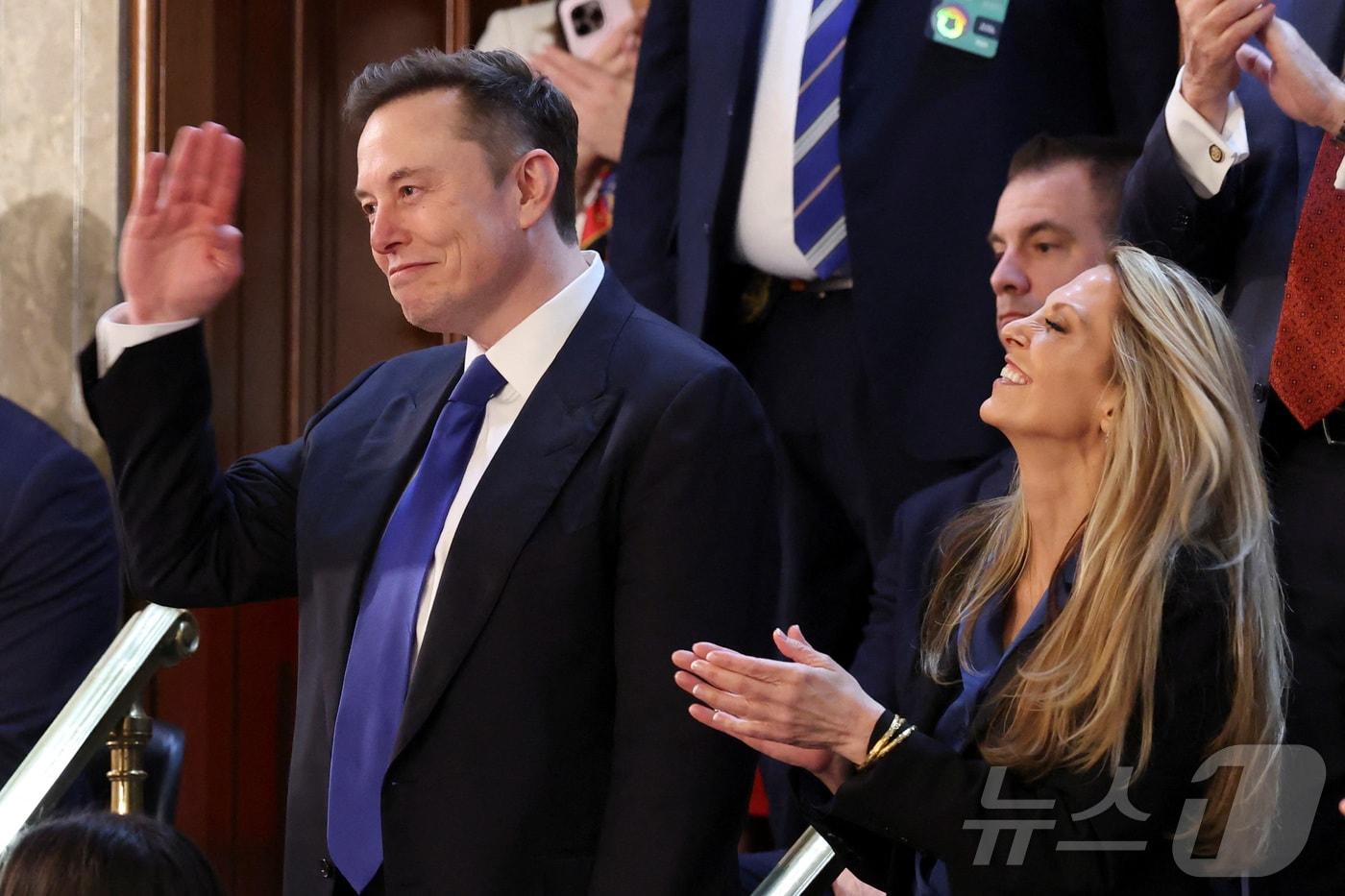 본문 이미지 - 2025년 3월 4일 도널드 트럼프 대통령의 첫 의회 연설 당시 일론 머스크 테슬라 최고경영자(왼쪽) 옆에 있는 헤더 발렌티노. ⓒ 로이터=뉴스1