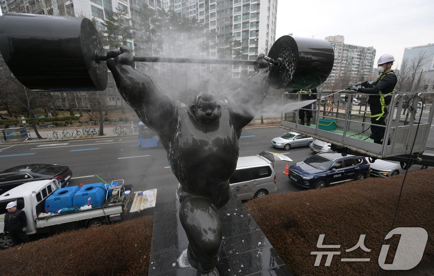 송파구 관계자들이 12일 서울 송파구 올림픽로에 설치된 올림픽 상징 역도 조형물의 묵은 때를 벗겨내고 있다. 송파구는 봄을 맞아 오는 14일까지 잠실종합운동장부터 5.6km 구간에 걸쳐 황사 및 미세먼지, 매연 등으로 오염된 올림픽 상징 조형물의 묵은 때를 제거하고 안전 점검을 실시한다. (공동취재) 2025.3.12/뉴스1 ⓒ News1 오대일 기자