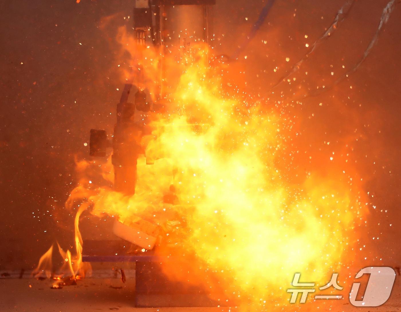 본문 이미지 - 배터리 열폭주와 안전보관 방화팩 검증 실험 모습. &#40;사진은 기사 내용과 무관함&#41; 뉴스1 ⓒ News1 자료 사진