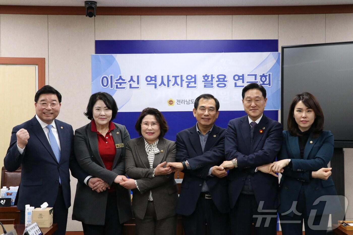 전남도의회 &#39;이순신 역사자원 활용 연구회&#39; 의원들이 기념사진을 찍고 있다.&#40;전남도의회 제공, 재판매 및 DB 금지&#41;