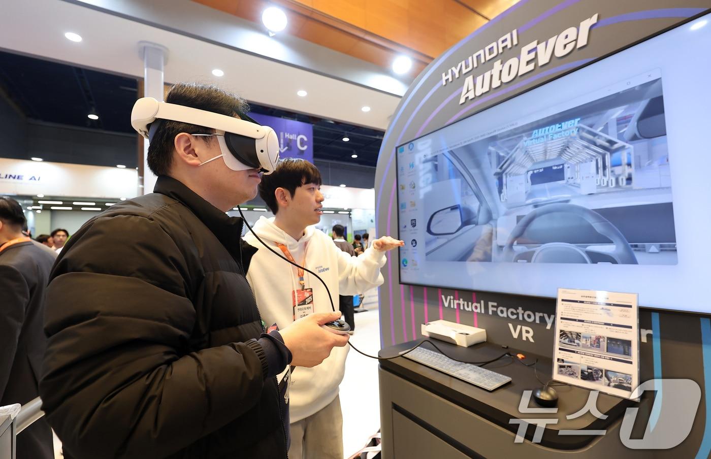 12일 서울 강남구 코엑스에서 열린 2025 스마트공장·자동화산업전를 찾은 한 관람객이 현대 오토에버 부스에서 버추얼팩토리빌더 VR 체험을 하고 있다. 2025.3.12/뉴스1 ⓒ News1 김성진 기자