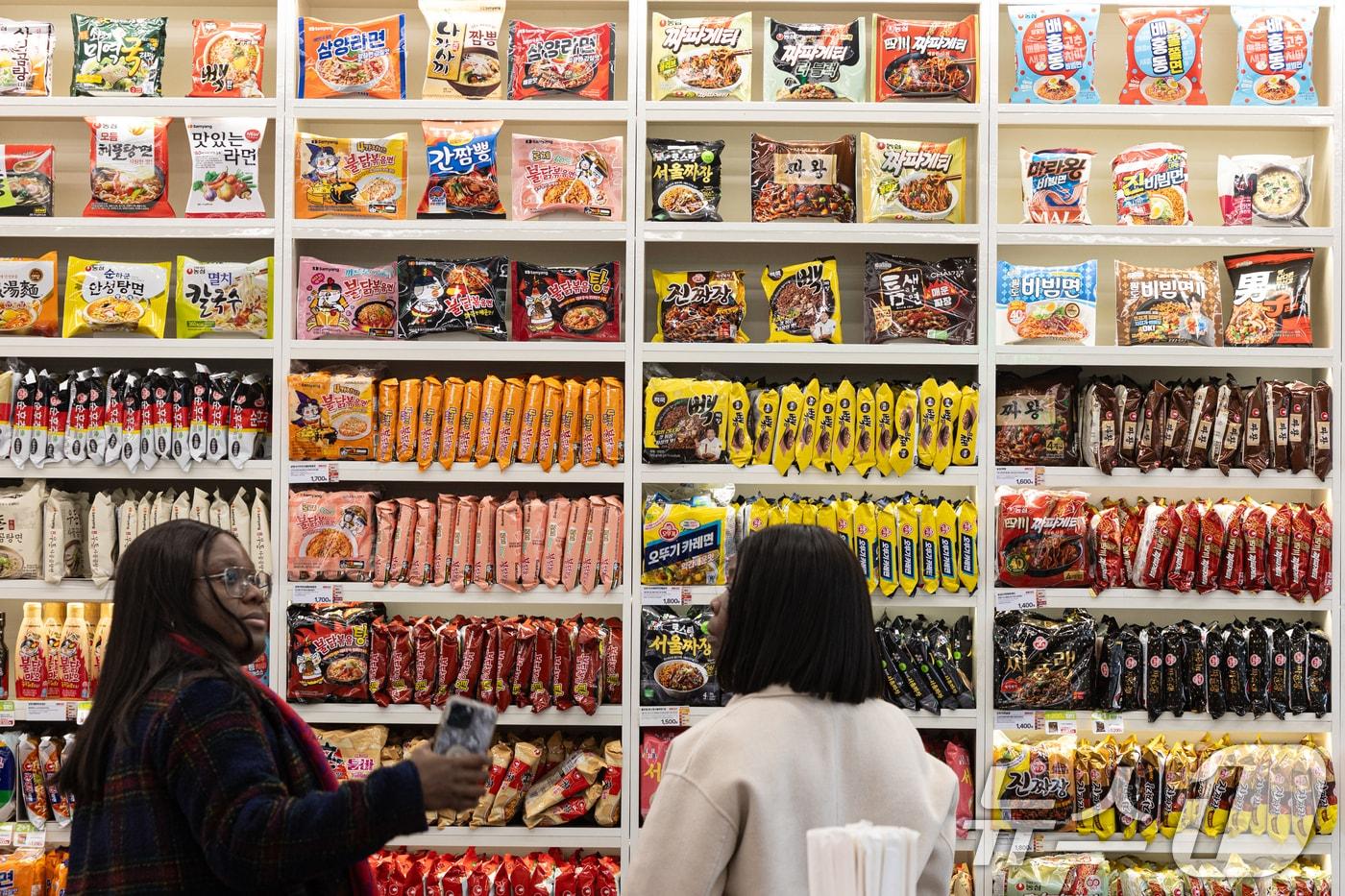 서울 마포구 CU 홍대상상점 라면 라이브러리를 찾은 외국인들이 라면을 살펴보고 있다. /뉴스1 ⓒ News1 