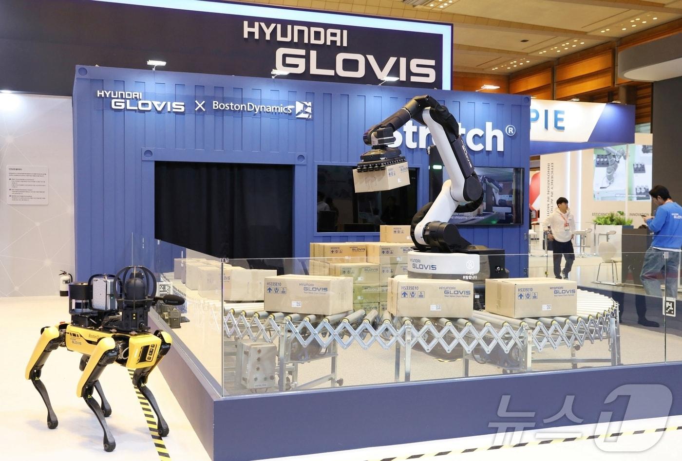 본문 이미지 - 12일 서울 강남구 코엑스에서 열린 '2025 스마트공장∙자동화산업전' 내 현대글로비스 부스에서 보스턴다이내믹스 물류로봇 스트레치의 시연이 진행되고 있다. (현대글로비스 제공) 