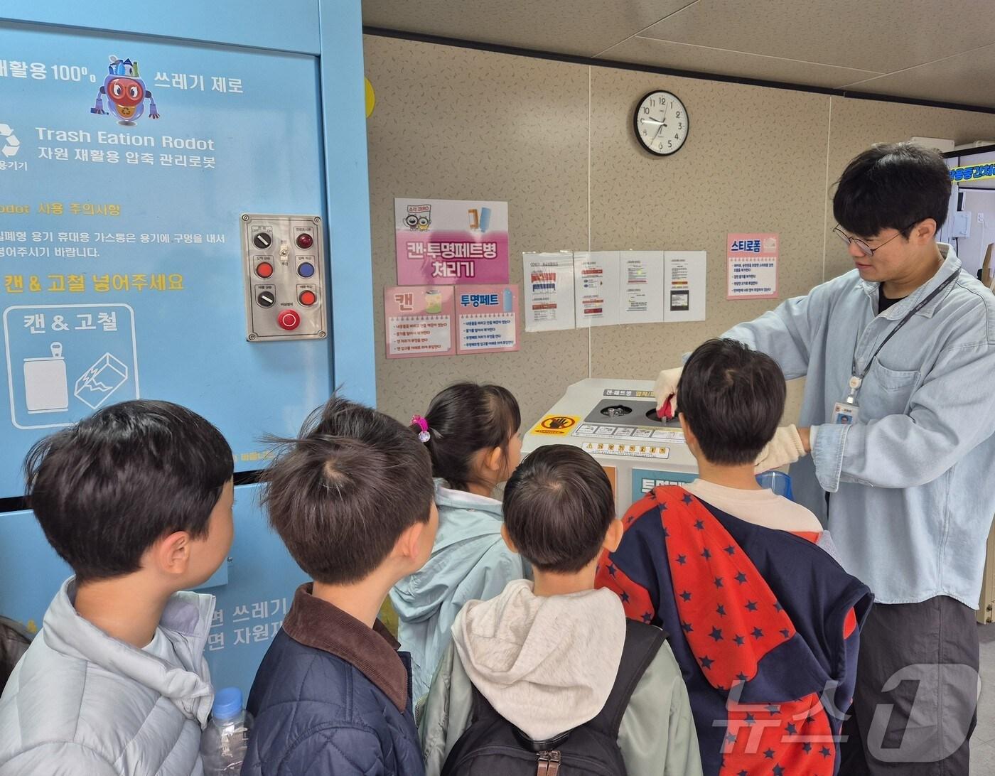 본문 이미지 - 소각제로가게 견학 사진.&#40;마포구청 제공&#41;