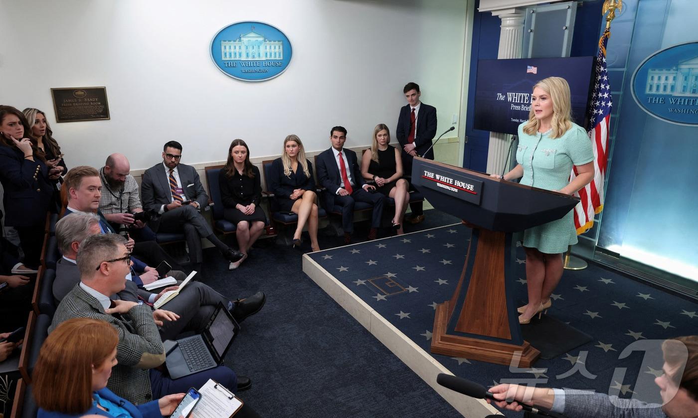 본문 이미지 - 캐롤라인 레빗 백악관 대변인이 11일(현지시간) 백악관 브리핑룸에서 AP통신 기자와 설전 벌이고 있다.  2025.03.11ⓒ 로이터=뉴스1 ⓒ News1 구경진 기자