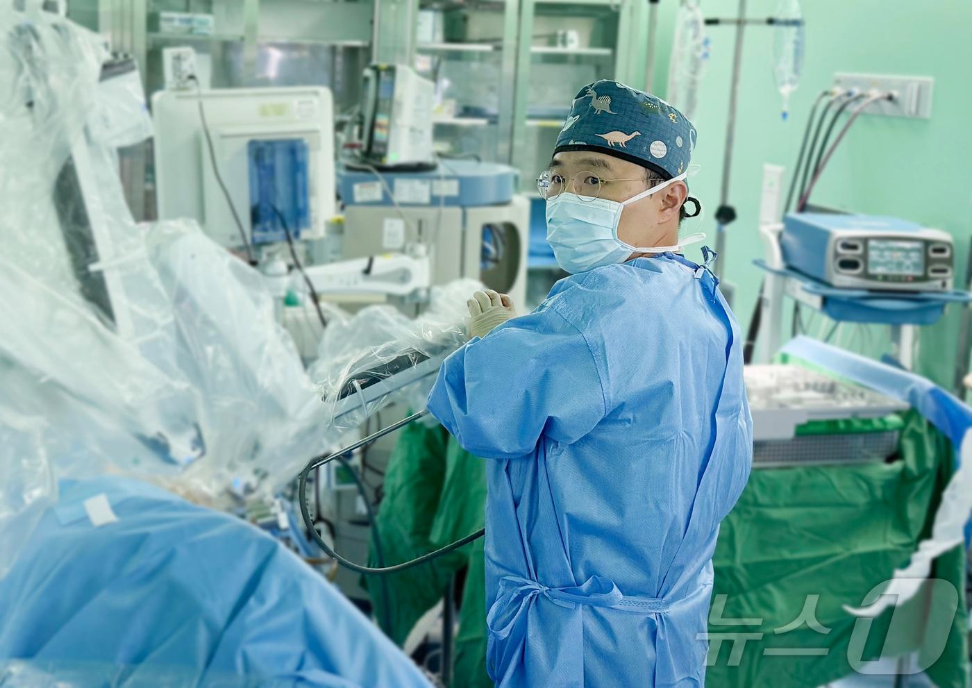 본문 이미지 - 고동훈 비뇨의학과 교수가 11일 건양대병원에서 로봇수술장비를 이용해 생체공여 신장절제술을 하고 있다. (건양대병원 제공. 재판매 및 DB금지) /뉴스1 