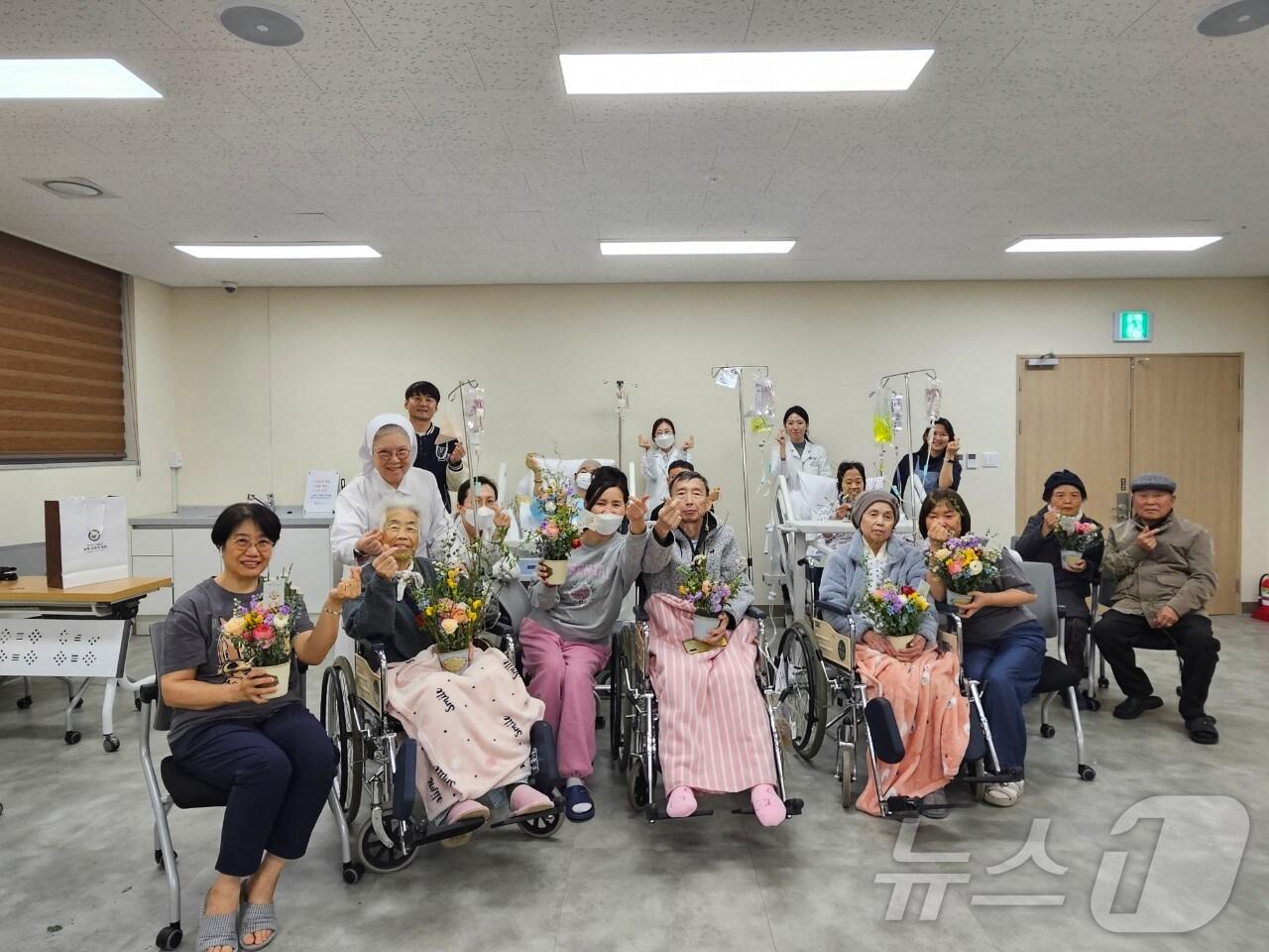 본문 이미지 - 용인시농업기술센터가 3월~4월 말기 암 환자와 보호자를 대상으로 치유 원예 교육을 진행한다.(농업기술센터 제공)