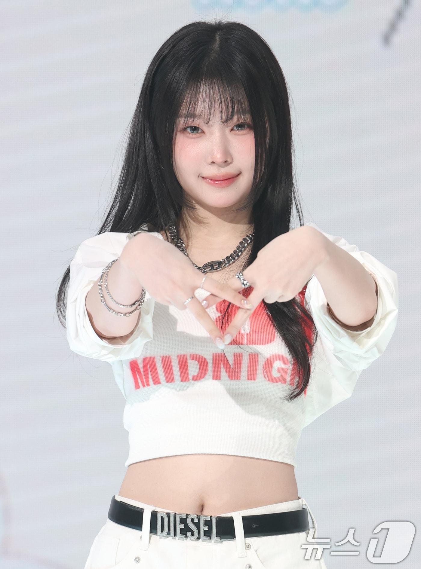 본문 이미지 - 걸그룹 세이마이네임(SAY MY NAME) 도희가 12일 오후 서울 마포구 상암동 쇼킹케이팝센터에서 가진 두 번째 앨범 'My Name Is...(마이 네임 이즈)' 발매 기념 쇼케이스에서 포즈를 취하고 있다. 2025.3.12/뉴스1 ⓒ News1 권현진 기자