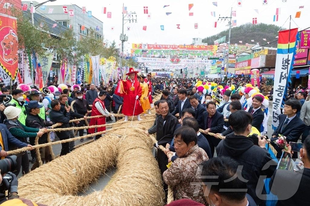 본문 이미지 - 함안군 ‘칠원고을줄다리기' 장면(함안군 제공. 재판매 및 DB금지).