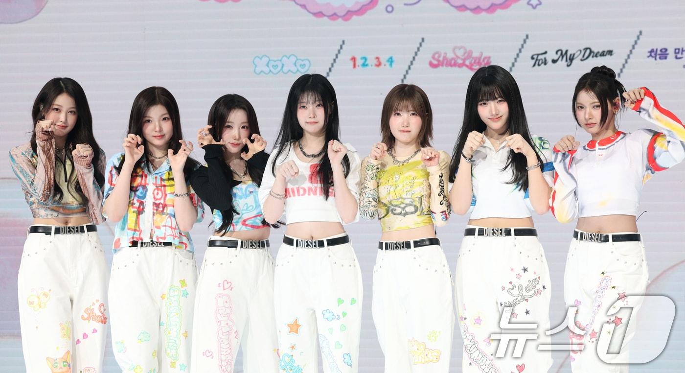 걸그룹 세이마이네임(SAY MY NAME) 소하(왼쪽부터)와 승주, 메이, 도희, 히토미, 준휘, 카니가 12일 오후 서울 마포구 상암동 쇼킹케이팝센터에서 가진 두 번째 앨범 'My Name Is...(마이 네임 이즈)' 발매 기념 쇼케이스에서 포즈를 취하고 있다. 2025.3.12/뉴스1 ⓒ News1 권현진 기자