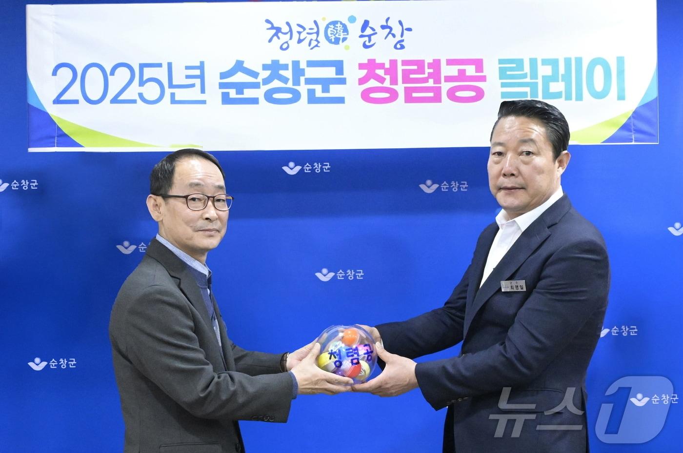 본문 이미지 - 12일 최영일 전북자치도 순창군수(오른쪽)가 송정홍 기획예산실장에게 청렴공을 전달하고 있다.(순창군 제공, 재판매 및 DB 금지)/뉴스1