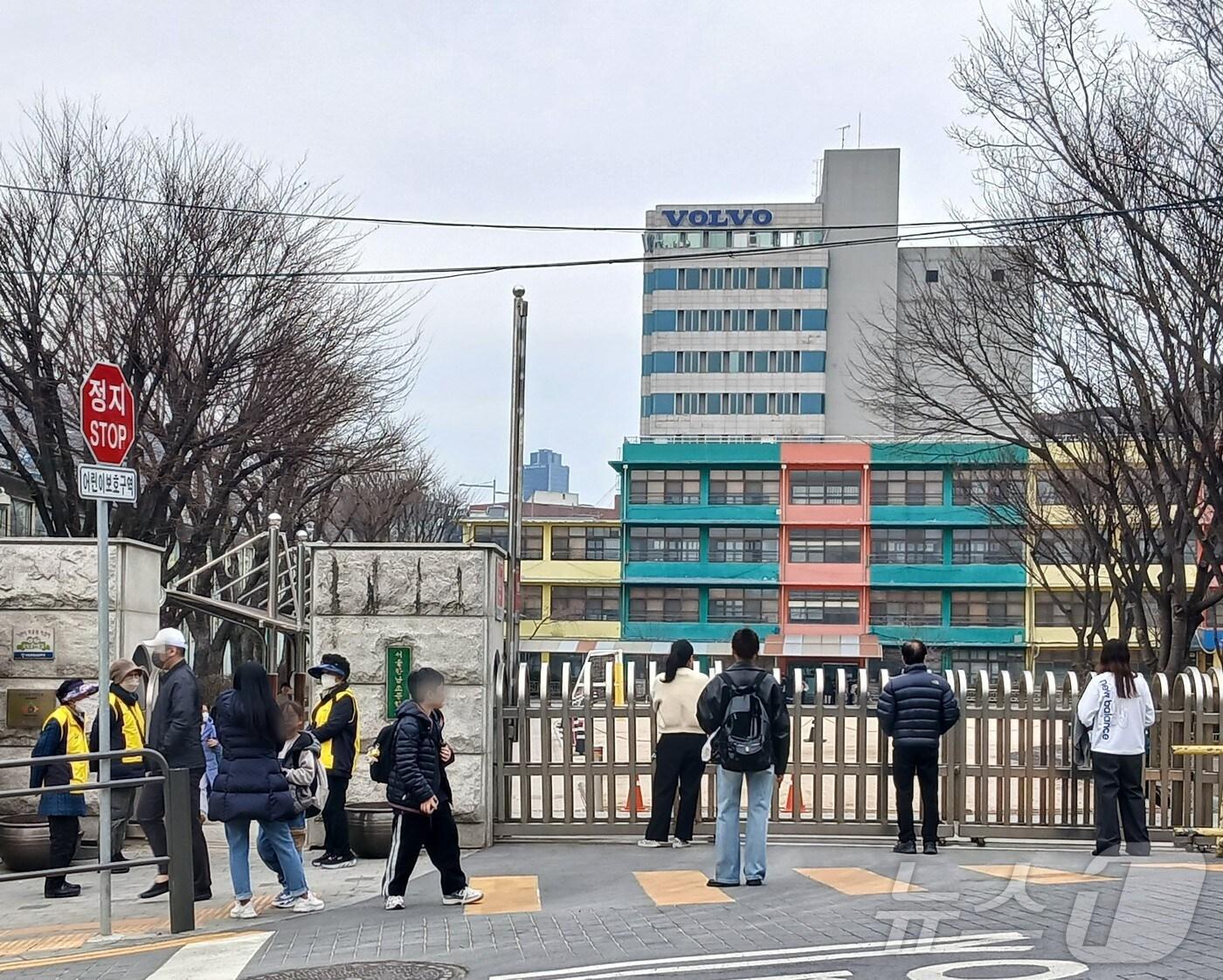 본문 이미지 - 12일 서울 용산구 한남초등학교 앞에서 학부모들이 아이들의 하교를 기다리고 있다.2025.3.12/뉴스1 ⓒ News1 이강 기자