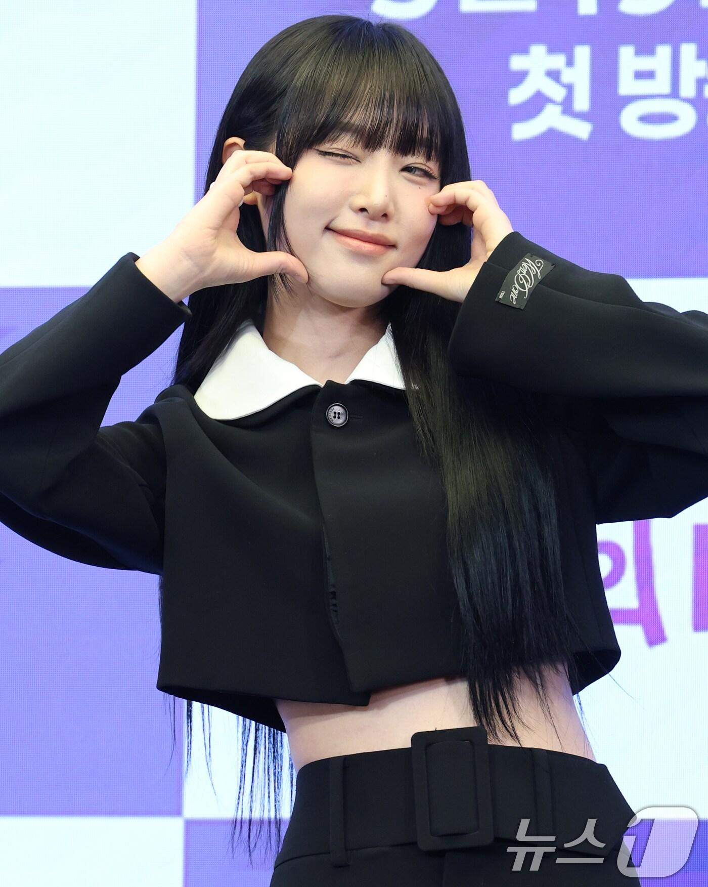 본문 이미지 - 가수 최예나가 12일 서울 마포구 스탠포드호텔에서 열린 KBS 시트콤 ‘빌런의 나라 제발회’(극본 채우, 박광연/연출 김영조, 최정은)에 참석해 포즈를 취하고 있다. ‘빌런의 나라'는 'K-줌마' 자매와 '똘끼' 충만 가족들의 때론 거칠면서도 때론 따뜻한 일상을 담은 시추에이션 코미디 드라마다. 2025.3.12/뉴스1 ⓒ News1 권현진 기자