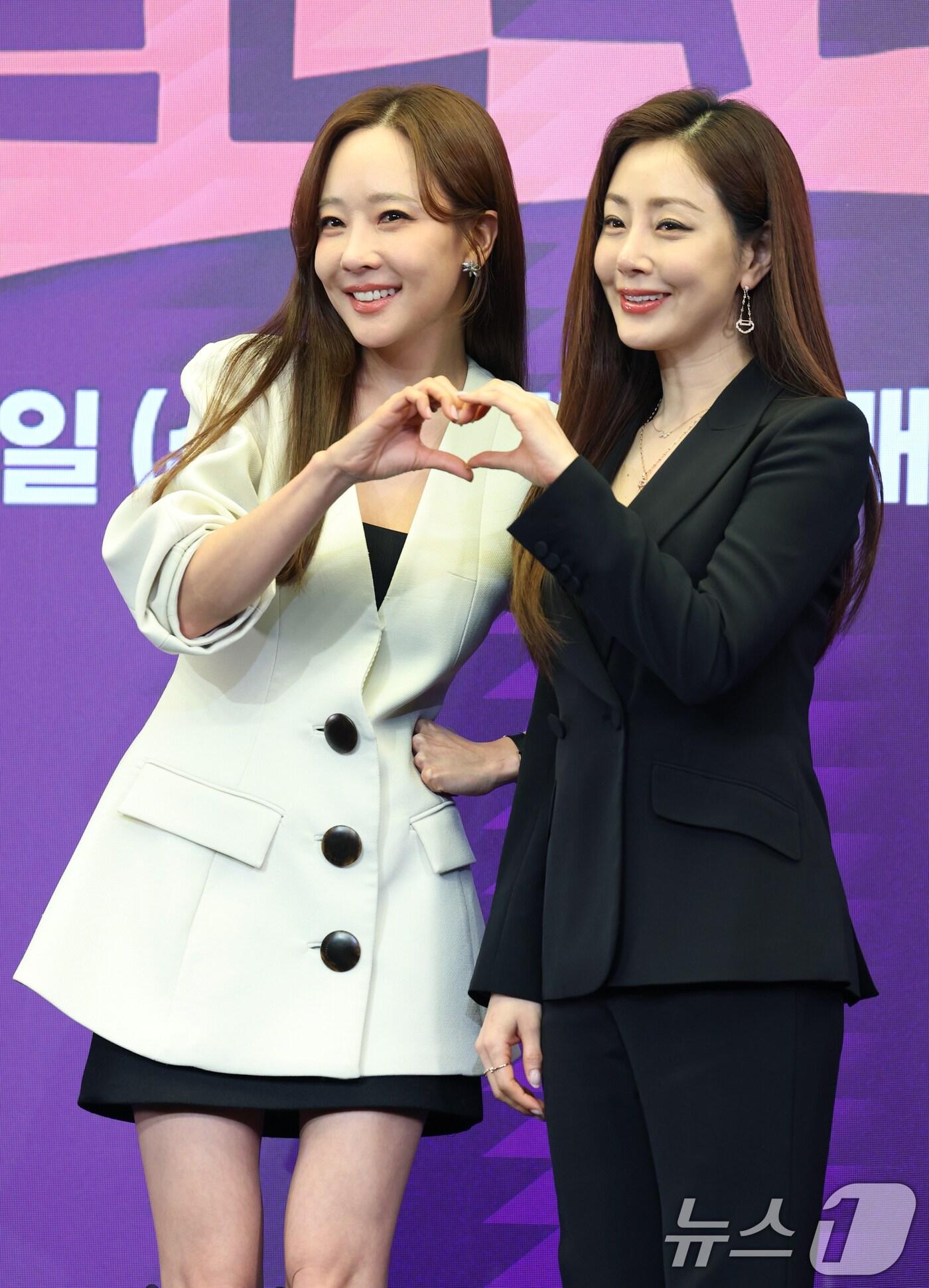 본문 이미지 - 배우 소유진과 오나라(오른쪽)가 12일 서울 마포구 스탠포드호텔에서 열린 KBS 시트콤 ‘빌런의 나라 제발회’(극본 채우, 박광연/연출 김영조, 최정은)에 참석해 포즈를 취하고 있다. ‘빌런의 나라'는 'K-줌마' 자매와 '똘끼' 충만 가족들의 때론 거칠면서도 때론 따뜻한 일상을 담은 시추에이션 코미디 드라마다. 2025.3.12/뉴스1 ⓒ News1 권현진 기자