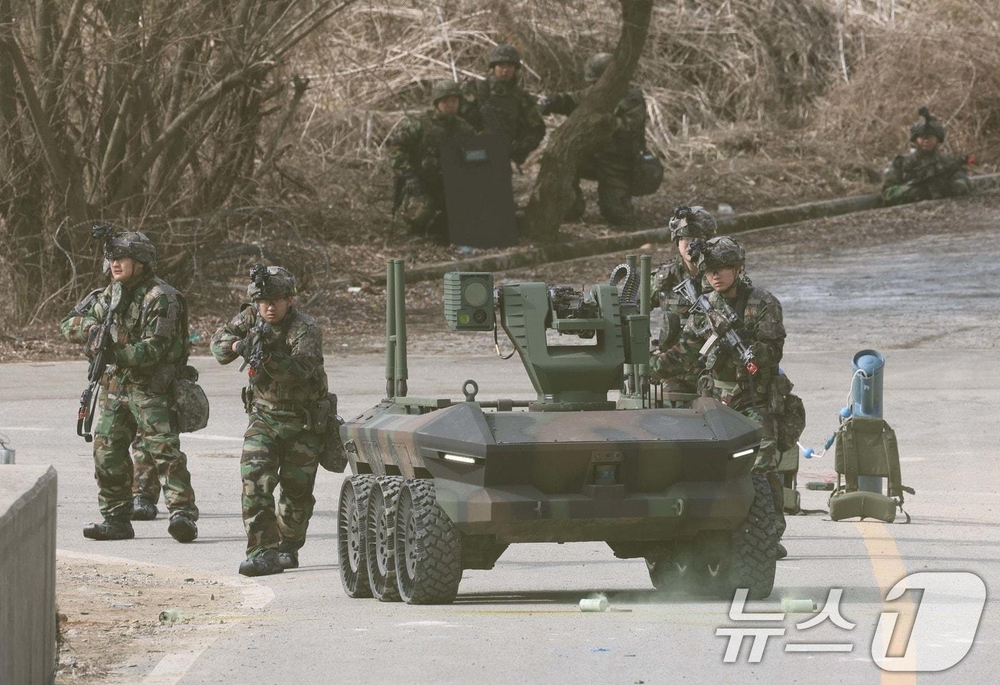 본문 이미지 - 경기 파주시 무건리 훈련장에서 2025년 FS/TIGER 연습 일환으로 열린 ‘연합 WMD 제거작전 훈련’에서 다목적무인차량과 제25보병사단 장병들이 WMD 시설 진입을 위해 기동하고 있다.(자료사진) 2025.3.12 ⓒ 뉴스1 사진공동취재단