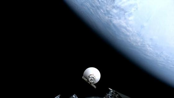 본문 이미지 - 미국 항공우주국&#40;NASA&#41;과 한국천문연구원이 공동 개발한 우주망원경 &#39;스피어엑스&#39;가 12일 낮 12시 10분&#40;한국시간&#41; 미국 캘리포니아주 밴덴버그 우주기지에서 스페이스X의 팰컨9 로켓에 실려 우주로 발사됐다. 사진은 팰컨9 로켓에서 분리돼 궤도로 향하는 스피어엑스. &#40;NASA 제공. 재판매 및 DB 금지&#41; 2025.3.12/뉴스1