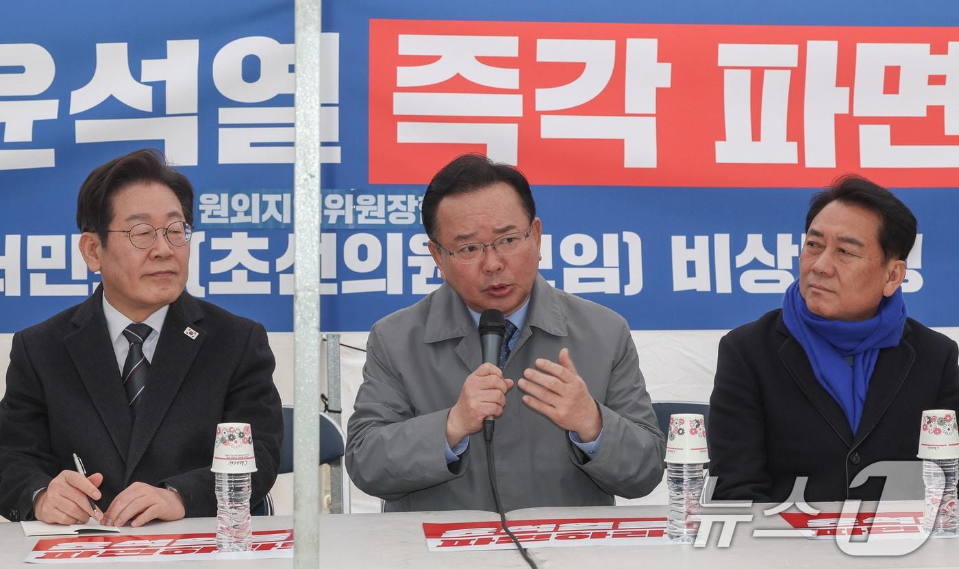 본문 이미지 - 김부겸 전 국무총리가 12일 서울 종로구 경복궁 앞 더불어민주당 천막 농성장에서 열린 국난극복을 위한 시국간담회에서 모두발언을 하고 있다. (공동취재) 2025.3.12/뉴스1 ⓒ News1 김진환 기자