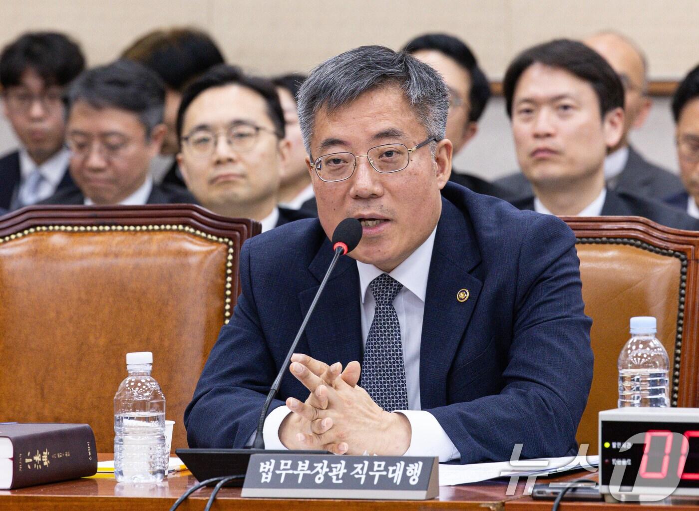 본문 이미지 - 김석우 법무부 장관 직무대행이 12일 오후 서울 여의도 국회에서 열린 제423회 국회(임시) 법제사법위원회 제1차 전체회의에서 의원 질의에 답변하고 있다. 2025.3.12/뉴스1 ⓒ News1 이재명 기자