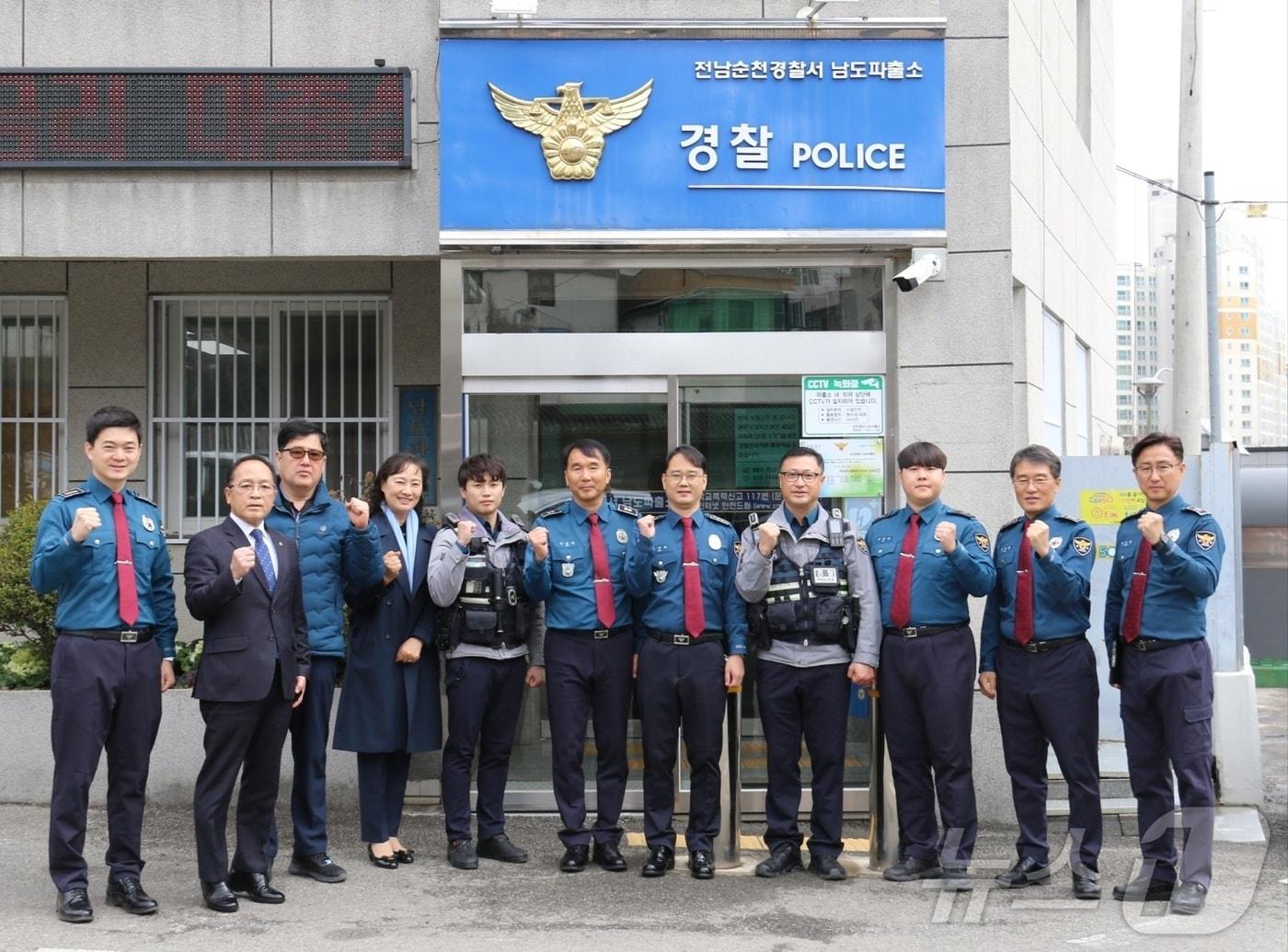 본문 이미지 - 전남 순천경찰서 남도파출소는 12일 전남경찰청 주관 '2024년 하반기 베스트 지역 관서'에 선정된 뒤 단체 기념사진을 찍고 있다.(순천경찰서 제공. 재판매 및 DB 금지)