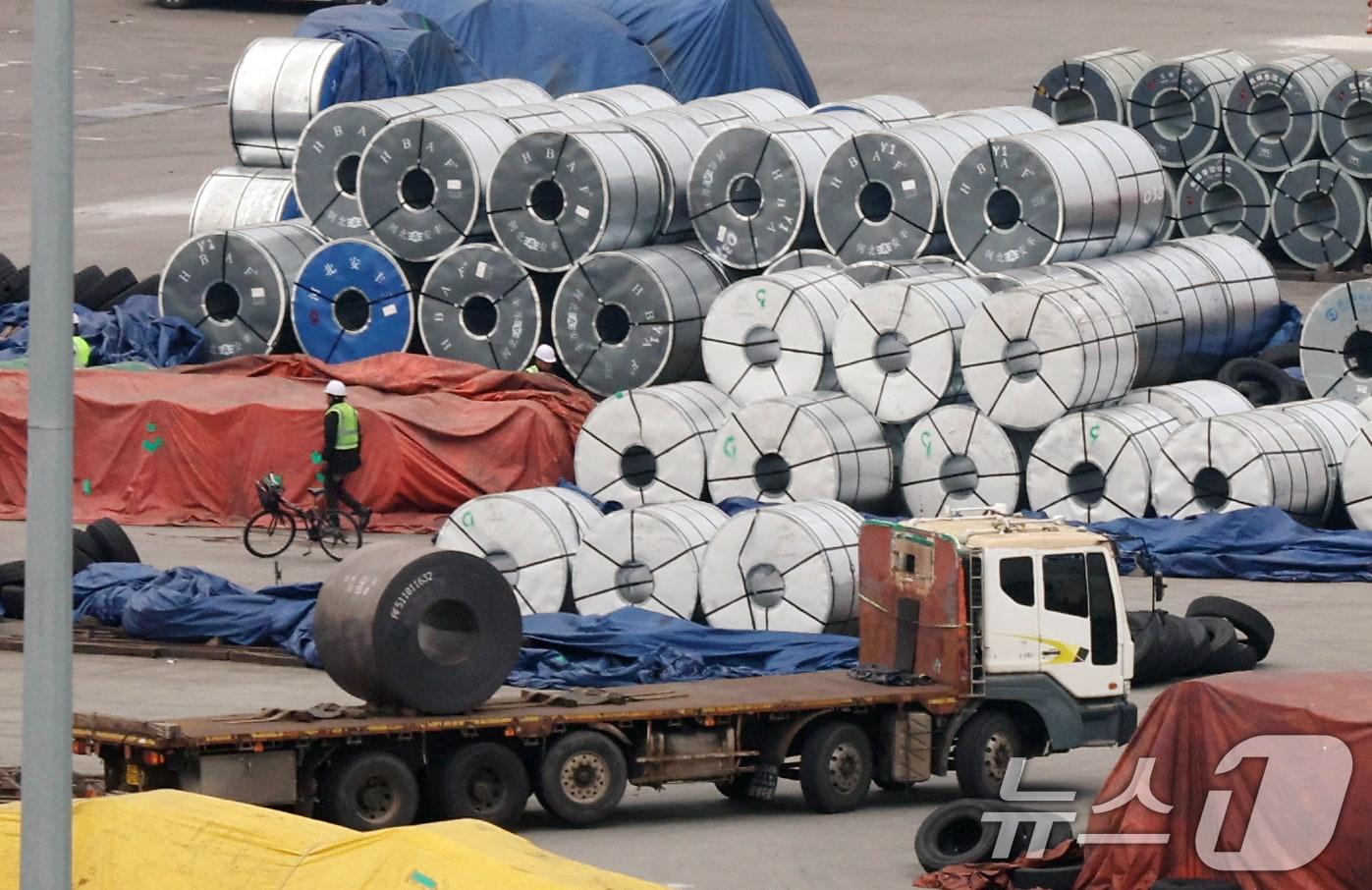 본문 이미지 - 사진은 12일 오후 경기 평택시 포승읍 평택항 수출 야적장에 철강 제품이 쌓여 있는 모습. 2025.3.12/뉴스1 ⓒ News1 김영운 기자