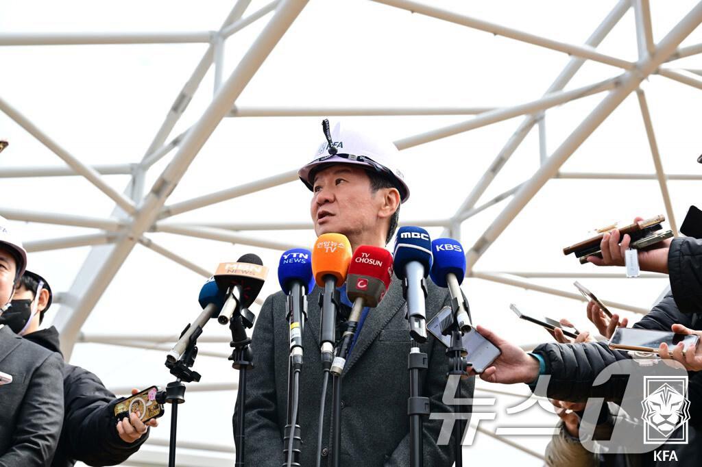 본문 이미지 - 정몽규 대한축구협회 회장이 12일 충남 천안 축구종합센터 건설현황 미디어 브리핑 행사에서 취재진 질문에 답변하고 있다. (대한축구협회 제공. 재판매 및 DB 금지) 2025.3.12/뉴스1