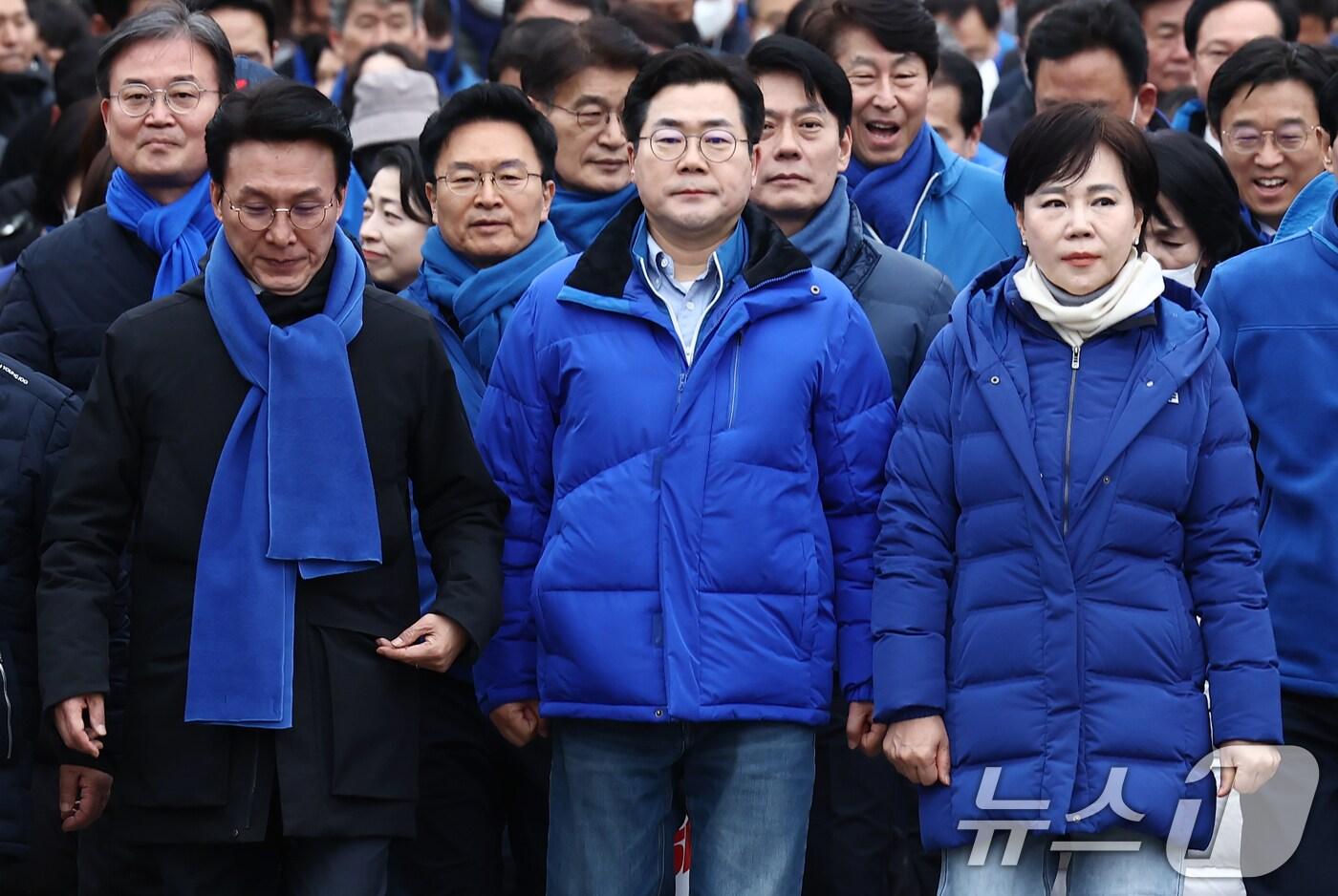 더불어민주당 박찬대 원내대표를 비롯한 의원들이 12일 오후 서울 여의도 국회 본청 앞에서 내란수괴 윤석열 파면 촉구 국회의원 도보행진 출정식을 마친 후 광화문을 향해 행진하고 있다. 2025.3.12/뉴스1 ⓒ News1 김민지 기자